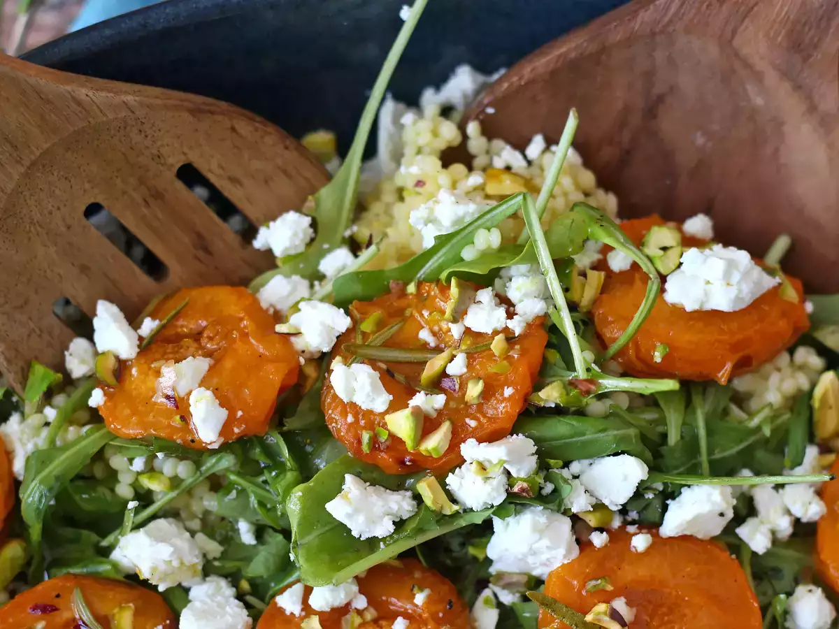 Insalata di couscous perlato, albicocche arrostite, feta e rucola - foto 3