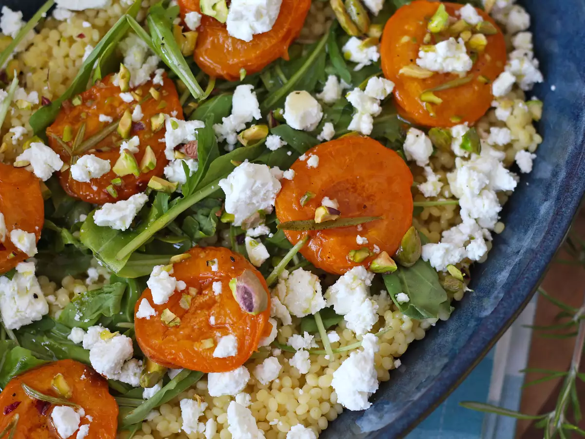 Insalata di couscous perlato, albicocche arrostite, feta e rucola - foto 4