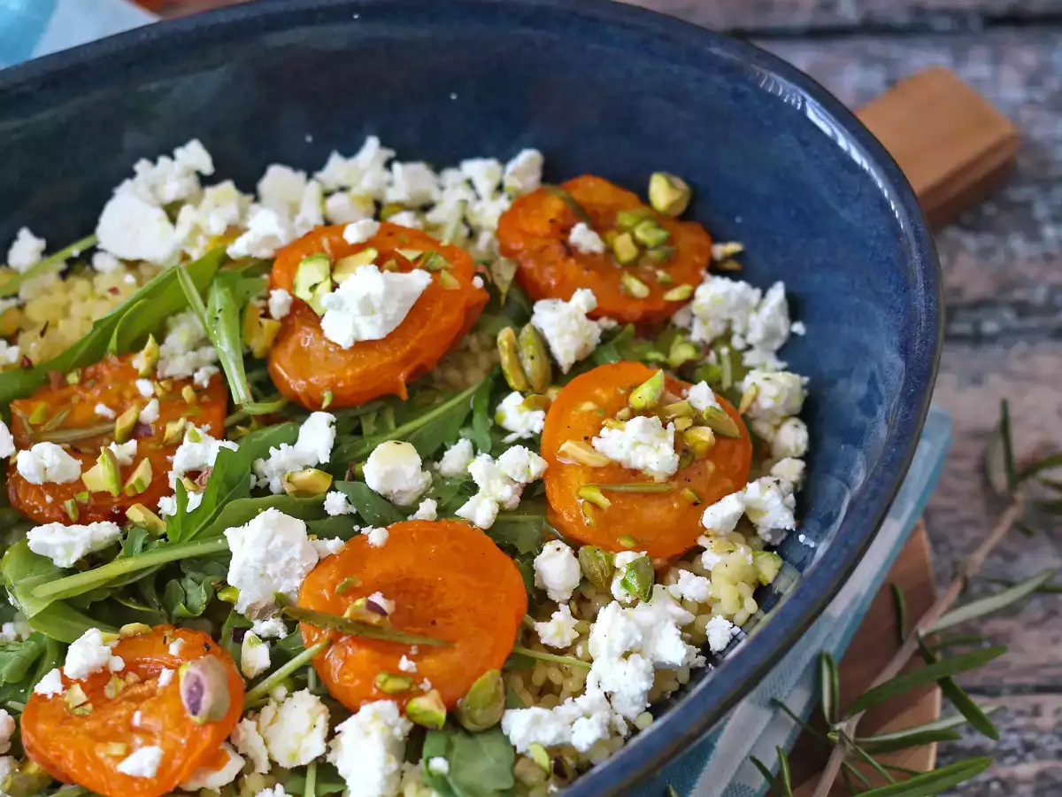 Insalata di couscous perlato, albicocche arrostite, feta e rucola - foto 5