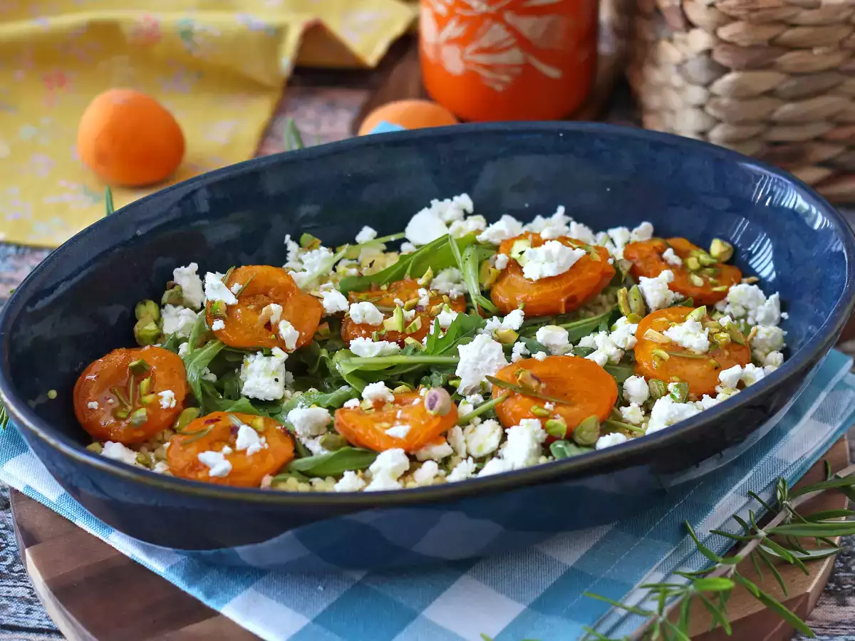 Insalata di couscous perlato, albicocche arrostite, feta e rucola - foto 6