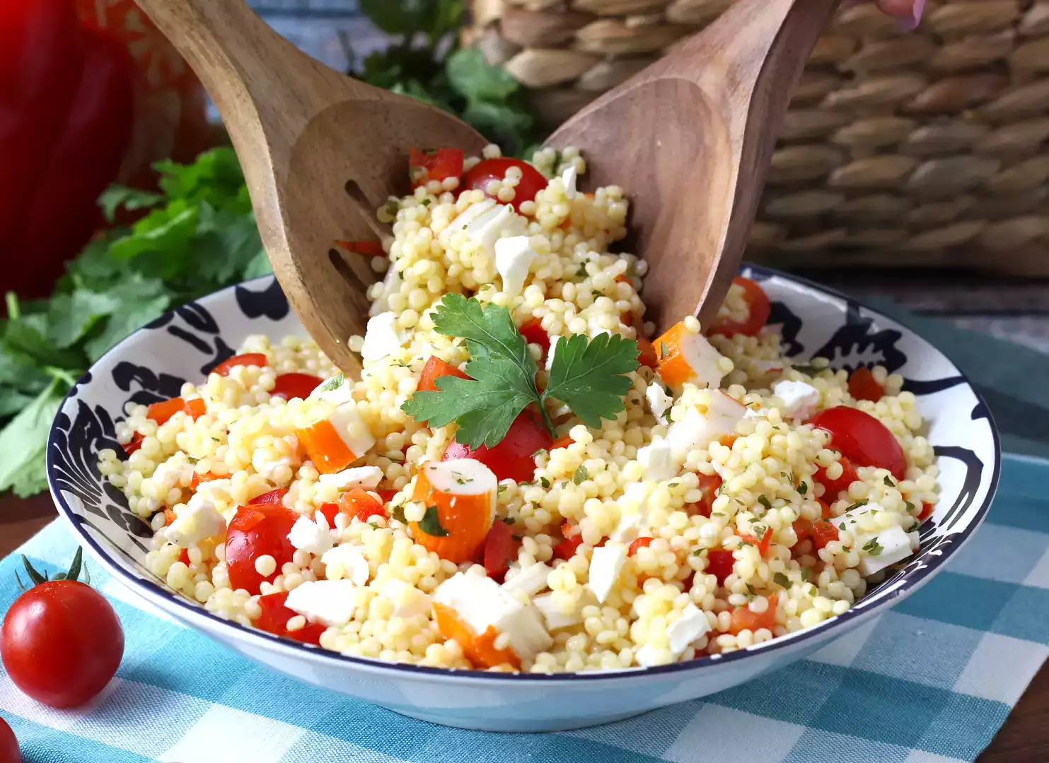 Insalata di couscous perlato con surimi, pomodorini e feta: fresca e colorata