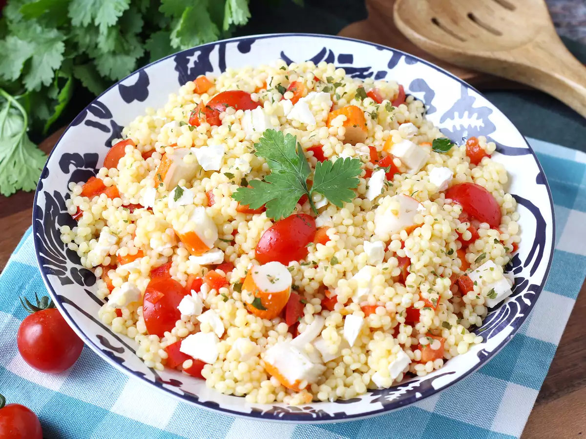 Insalata di couscous perlato con surimi, pomodorini e feta: fresca e colorata - foto 2