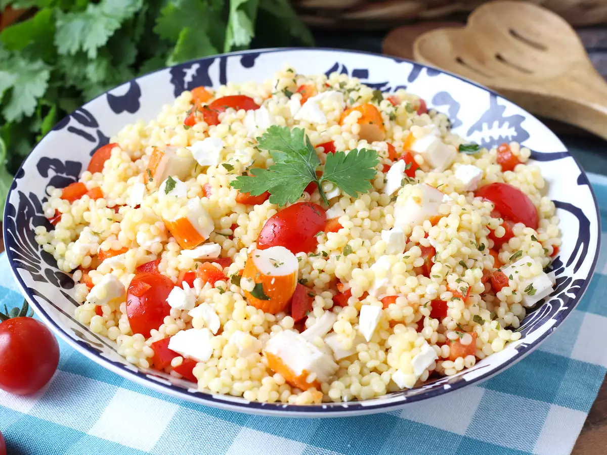Insalata di couscous perlato con surimi, pomodorini e feta: fresca e colorata - foto 3