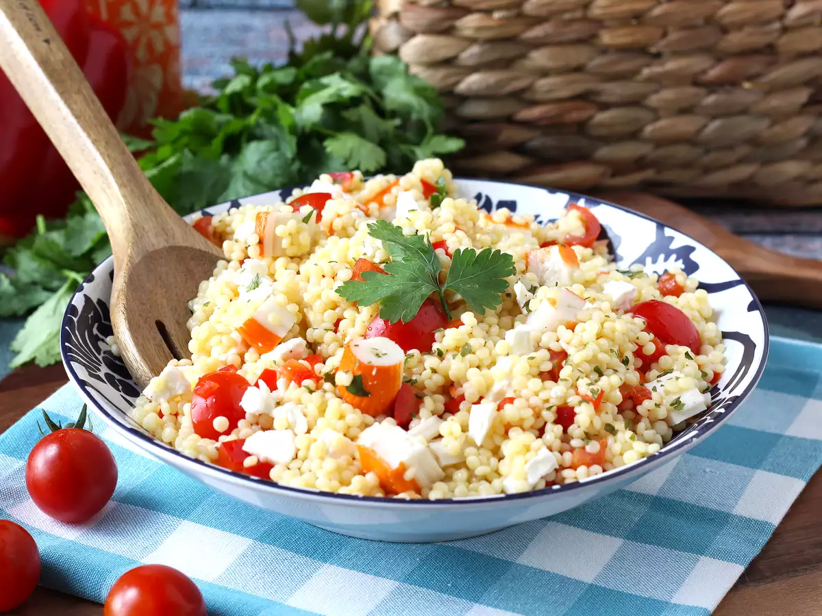 Insalata di couscous perlato con surimi, pomodorini e feta: fresca e colorata - foto 4