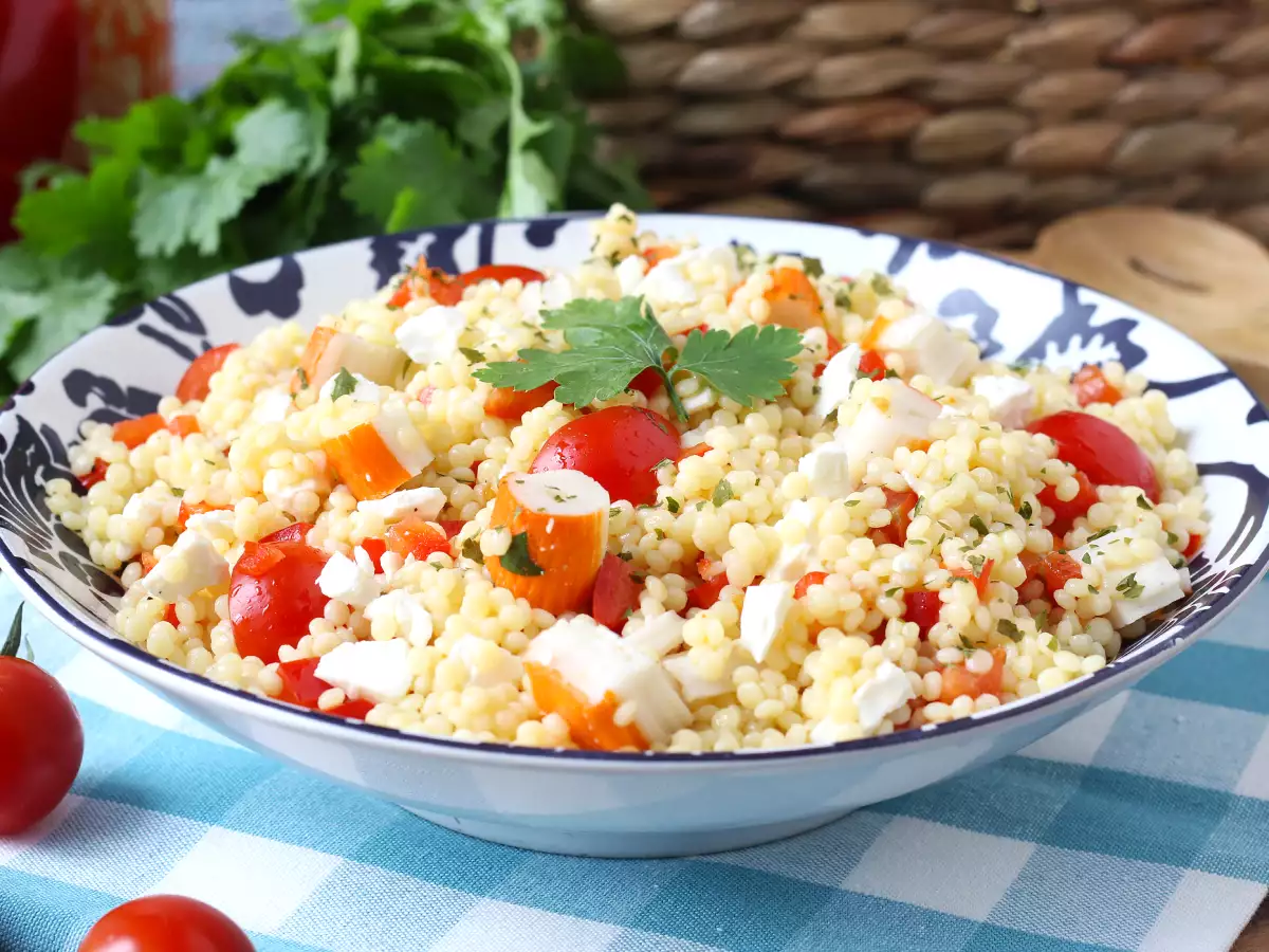 Insalata di couscous perlato con surimi, pomodorini e feta: fresca e colorata - foto 5