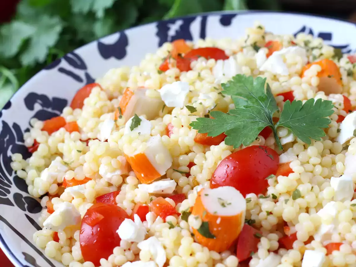 Insalata di couscous perlato con surimi, pomodorini e feta: fresca e colorata - foto 6