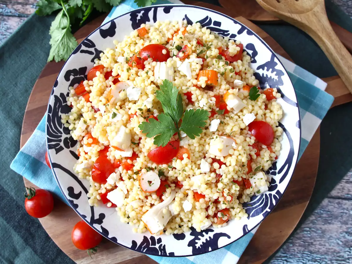 Insalata di couscous perlato con surimi, pomodorini e feta: fresca e colorata - foto 7