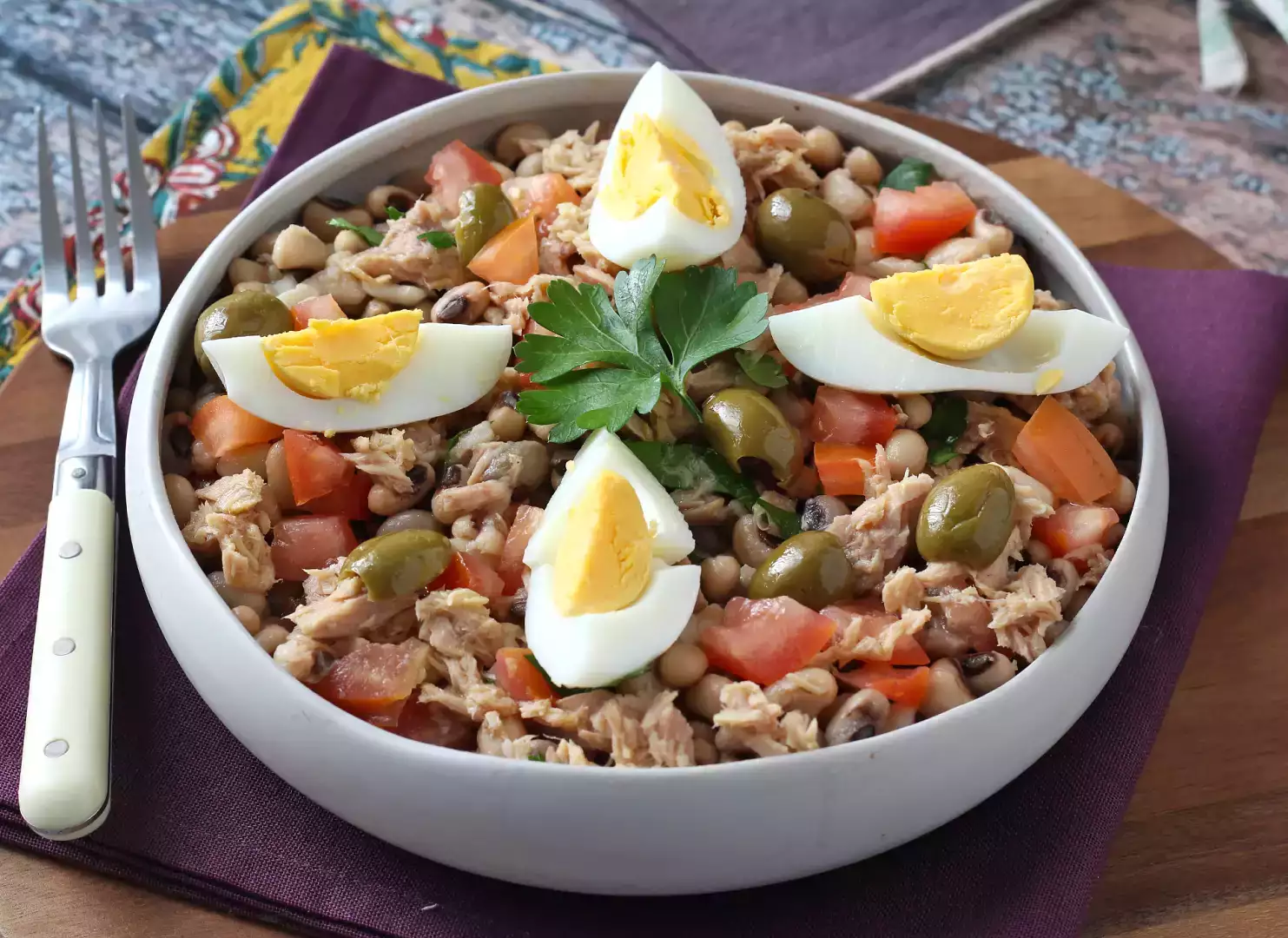 Insalata di fagioli con tonno, uova e olive: la ricetta portoghese fresca e proteica