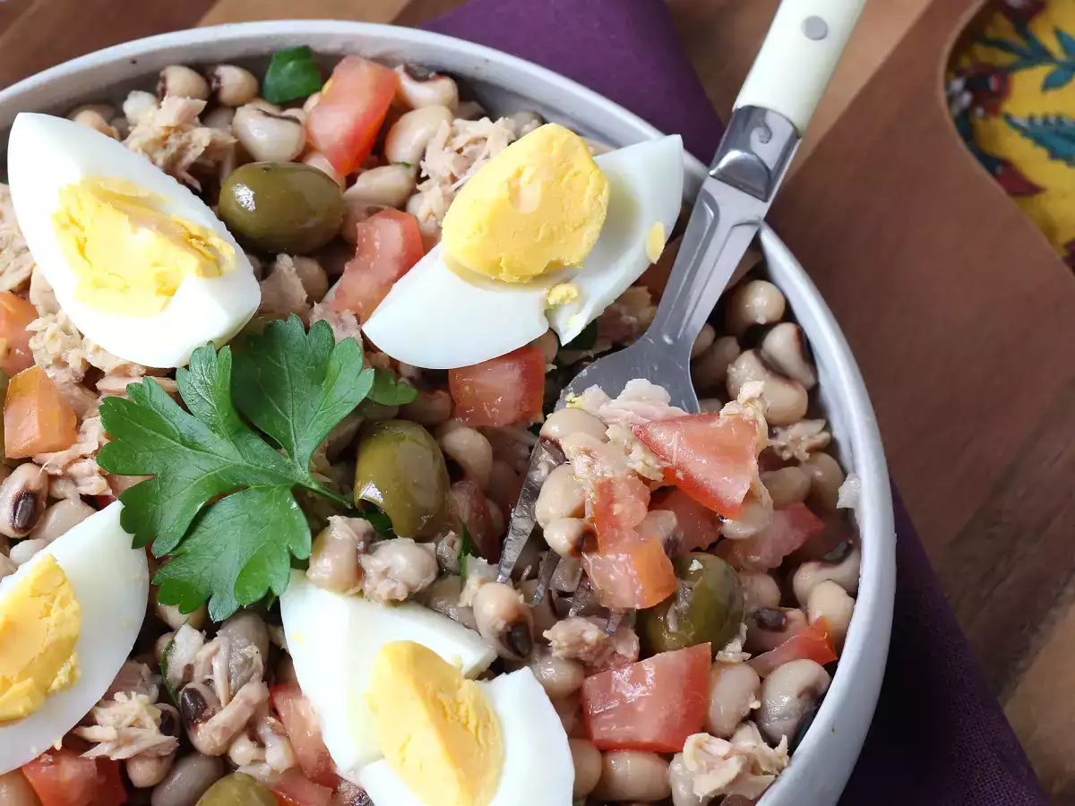 Insalata di fagioli con tonno, uova e olive: la ricetta portoghese fresca e proteica - foto 2