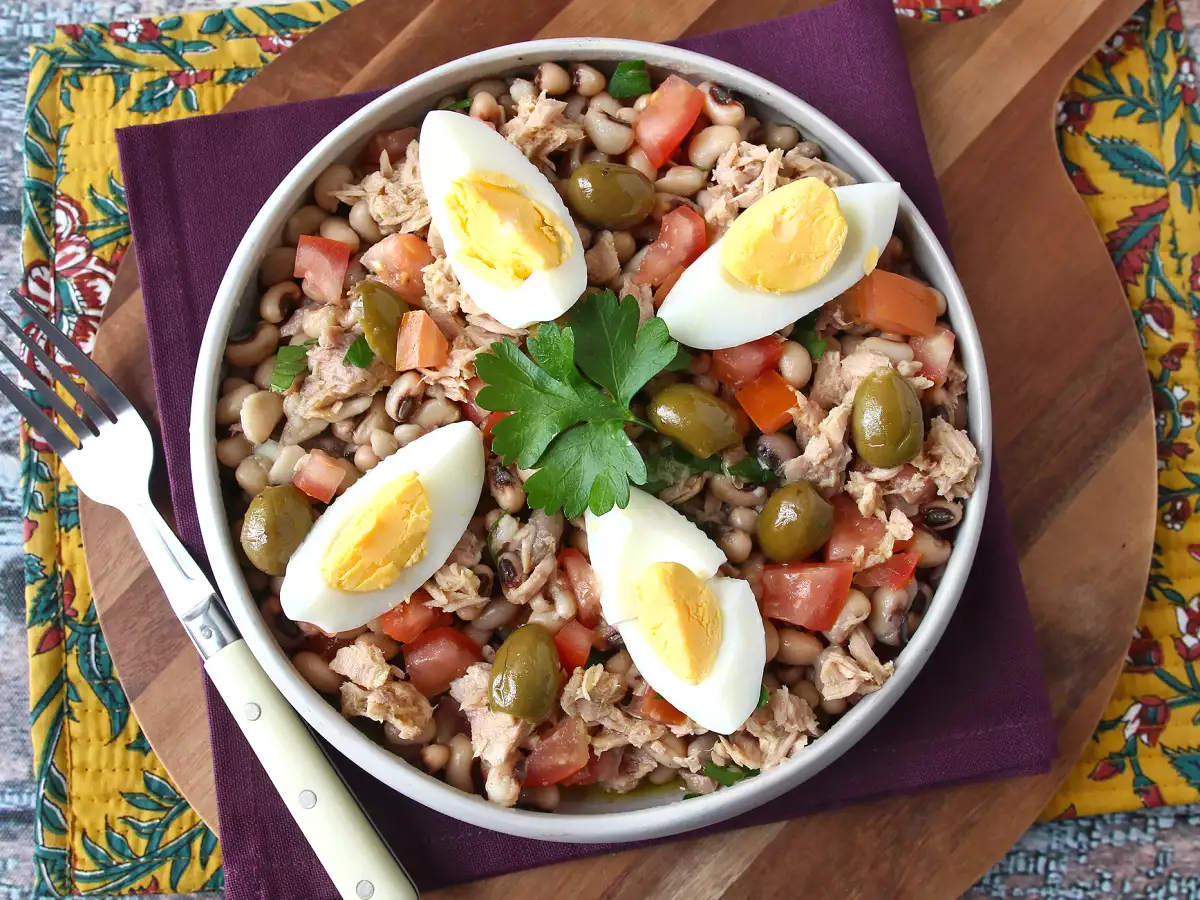 Insalata di fagioli con tonno, uova e olive: la ricetta portoghese fresca e proteica - foto 3