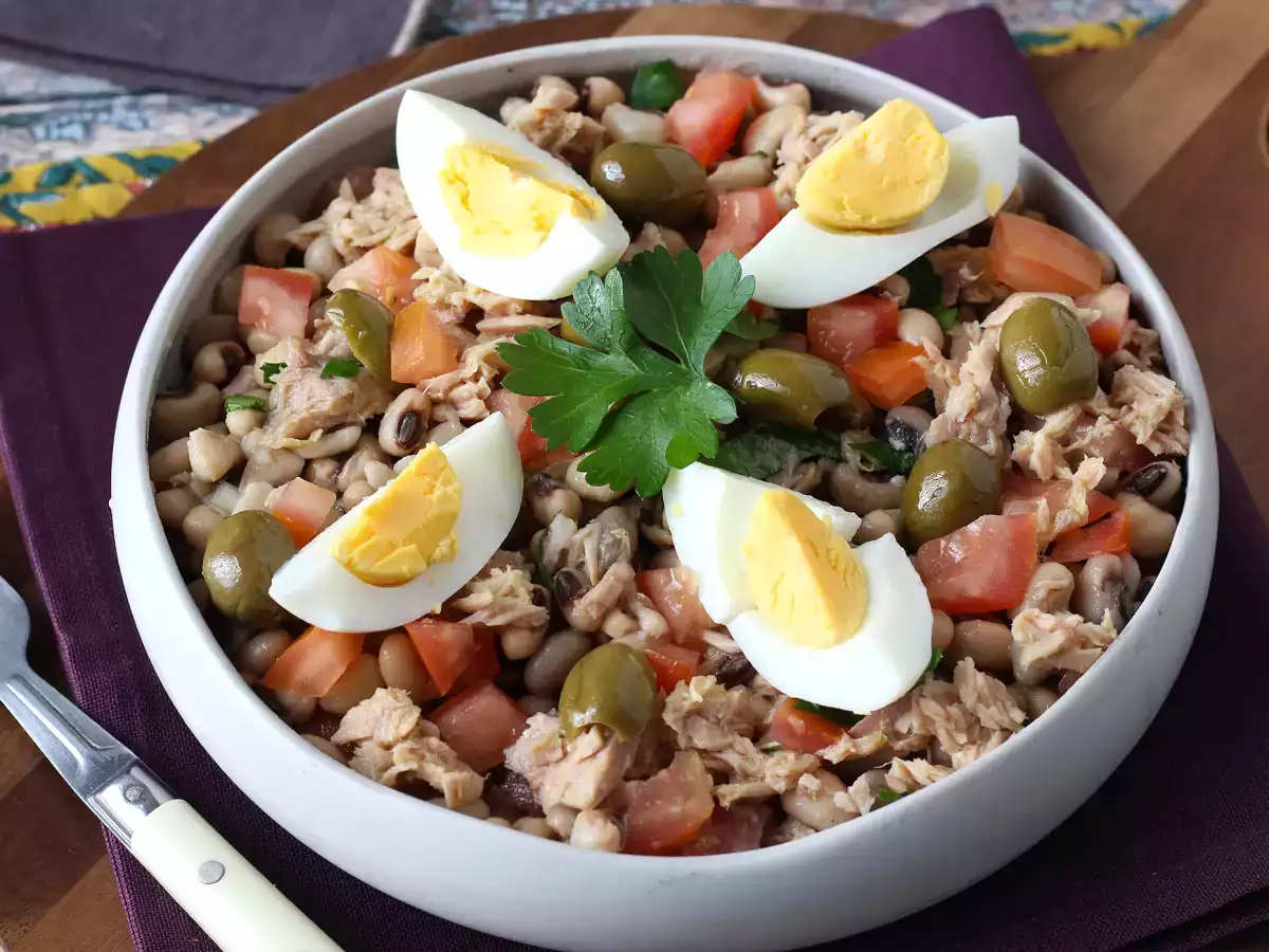 Insalata di fagioli con tonno, uova e olive: la ricetta portoghese fresca e proteica - foto 4