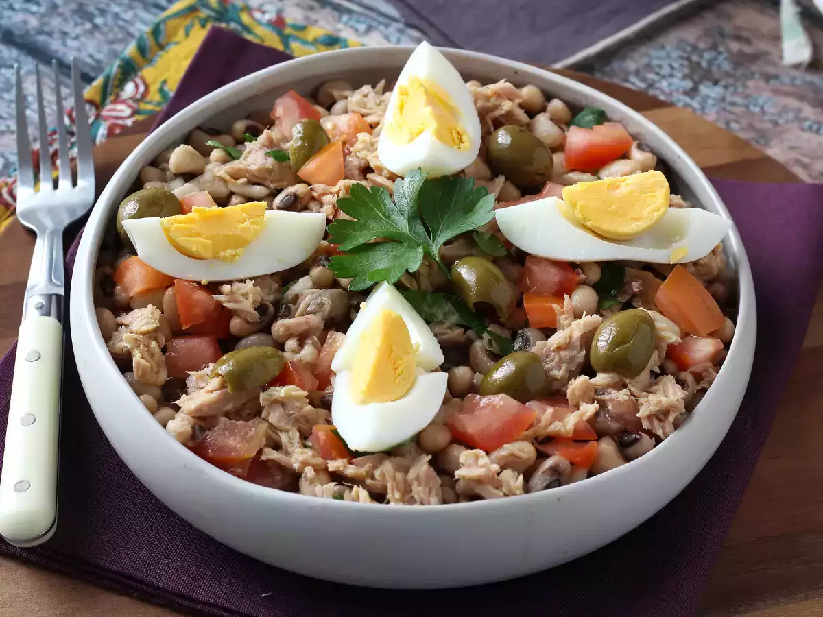 Insalata di fagioli con tonno, uova e olive: la ricetta portoghese fresca e proteica - foto 5