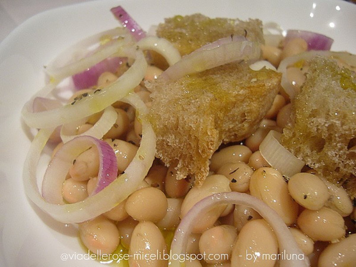 Insalata di fagioli e cipolle di Tropea e pane toscano - foto 3