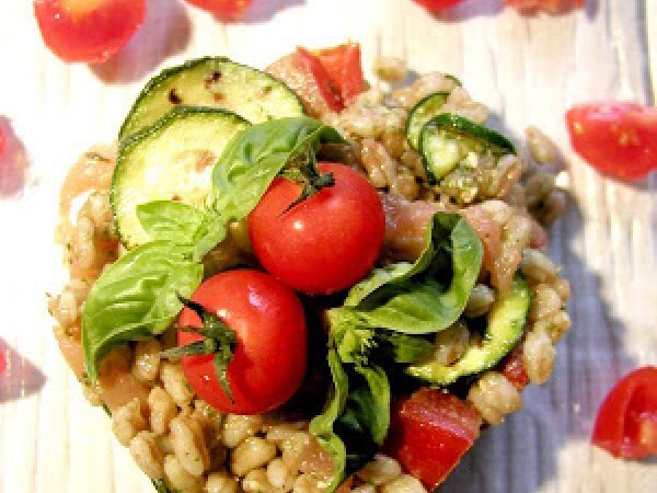 Insalata di farro al pesto con zucchine grigliate e salmone affumicato