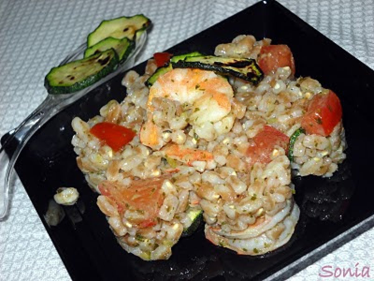 Insalata di farro al profumo di basilico con gamberi, pomodori e zucchine grigliate