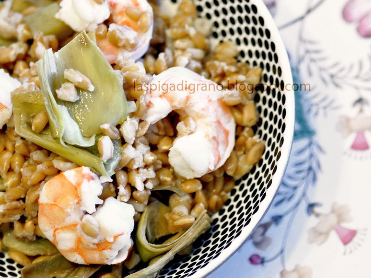 Insalata di farro con carciofi e gamberi