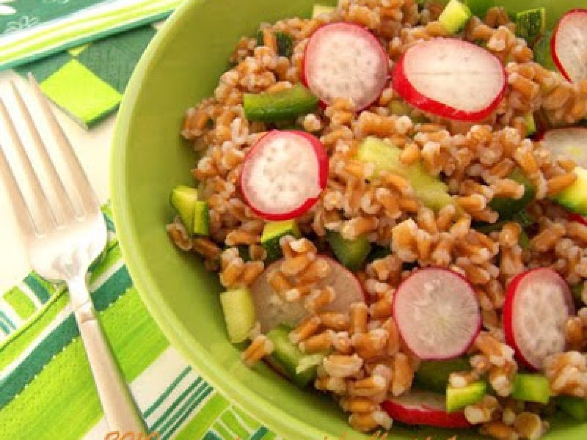 Insalata di farro con verdure fresche