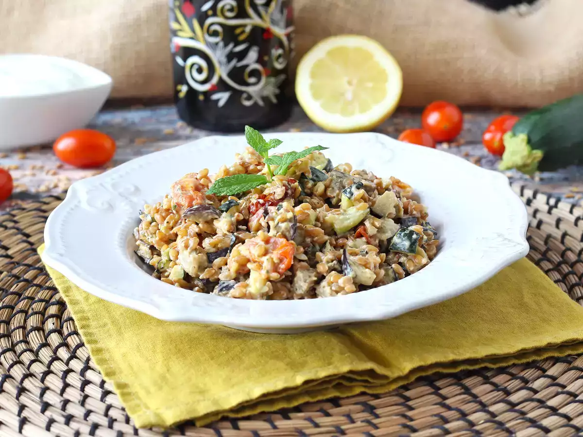 Insalata di farro cremosa con zucchine, melanzane e pomodorini - foto 3