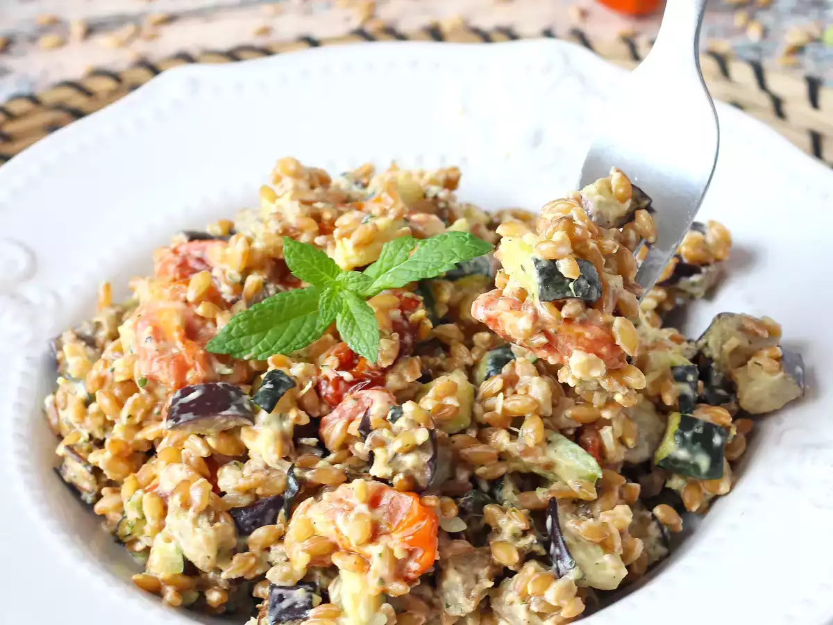 Insalata di farro cremosa con zucchine, melanzane e pomodorini - foto 4