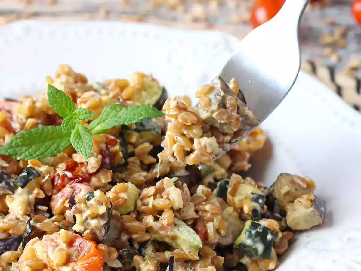 Insalata di farro cremosa con zucchine, melanzane e pomodorini - foto 6
