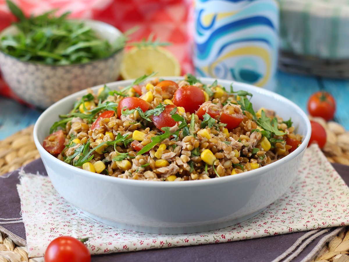 Insalata di farro e tonno: ricetta leggera, gustosa e perfetta tutto l’anno