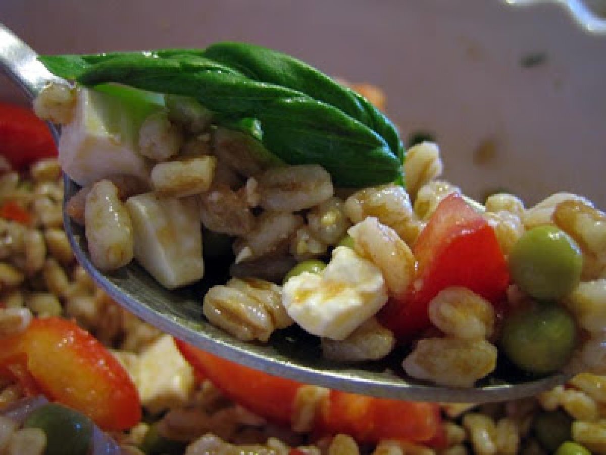 INSALATA DI FARRO, POMODORI E PISELLI