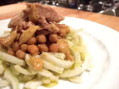 Insalata di finocchi con ceci, sgombro e salsa alla senape