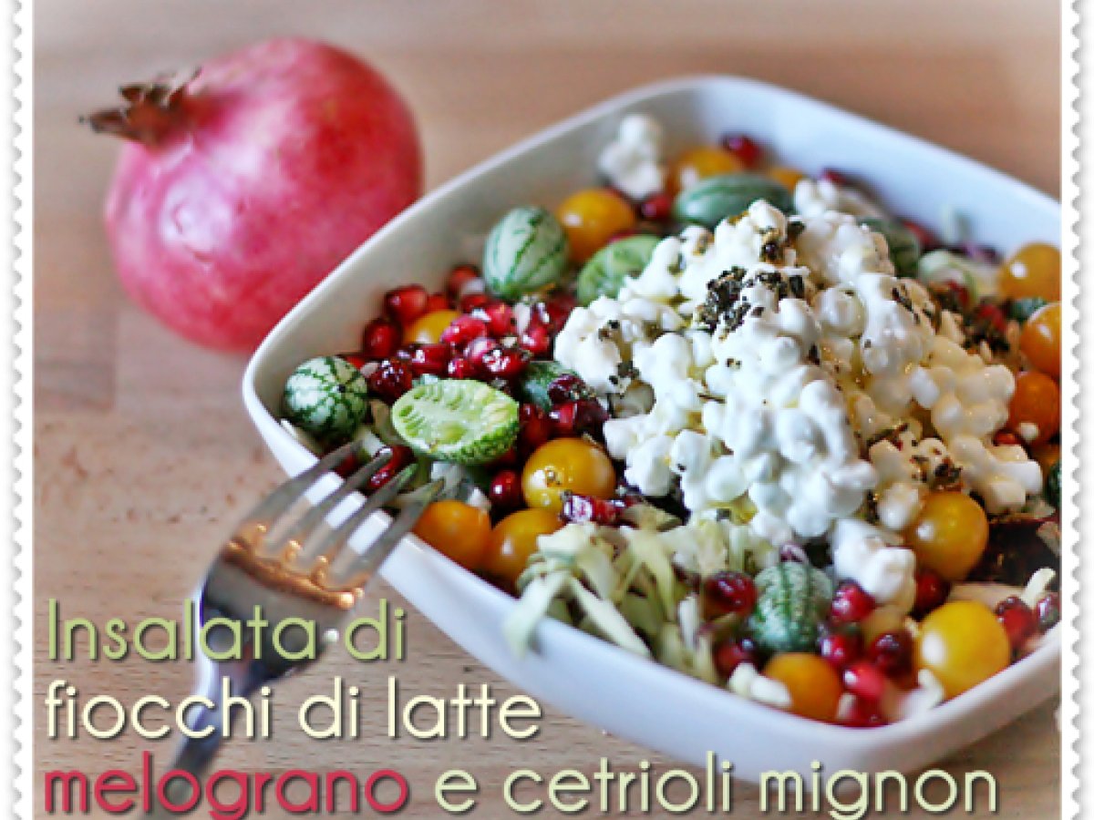 Insalata di fiocchi di latte, melograno e cetrioli mignon