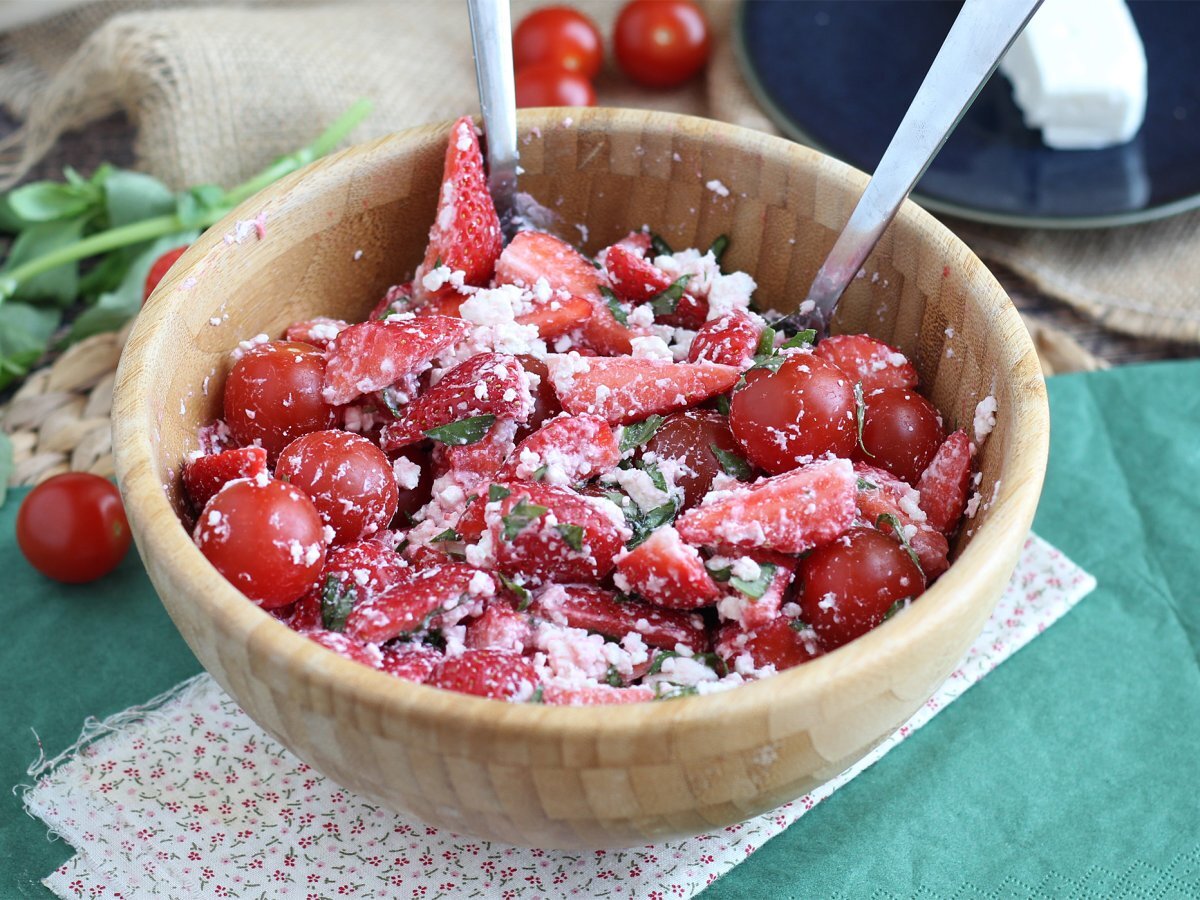 Insalata di fragole, pomodori, feta e basilico