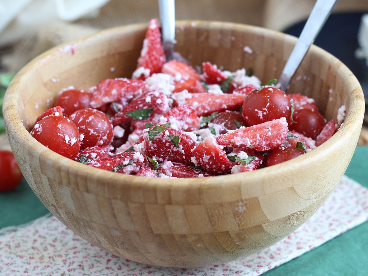 Insalata di fragole, pomodori, feta e basilico - foto 2