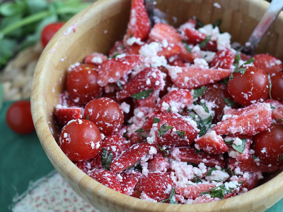 Insalata di fragole, pomodori, feta e basilico - foto 3