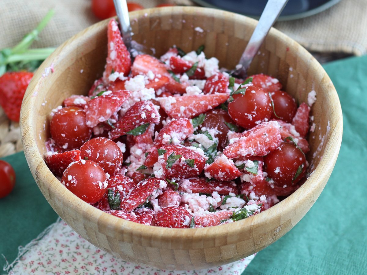 Insalata di fragole, pomodori, feta e basilico - foto 4