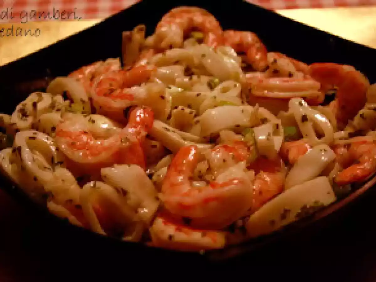 Insalata di gamberetti, seppie e sedano