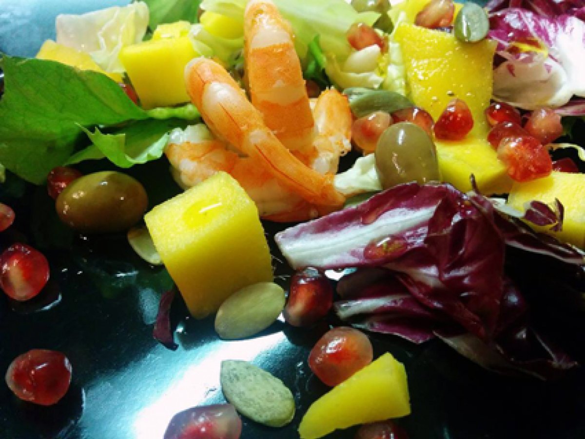 Insalata di gamberi, mango e melagrana