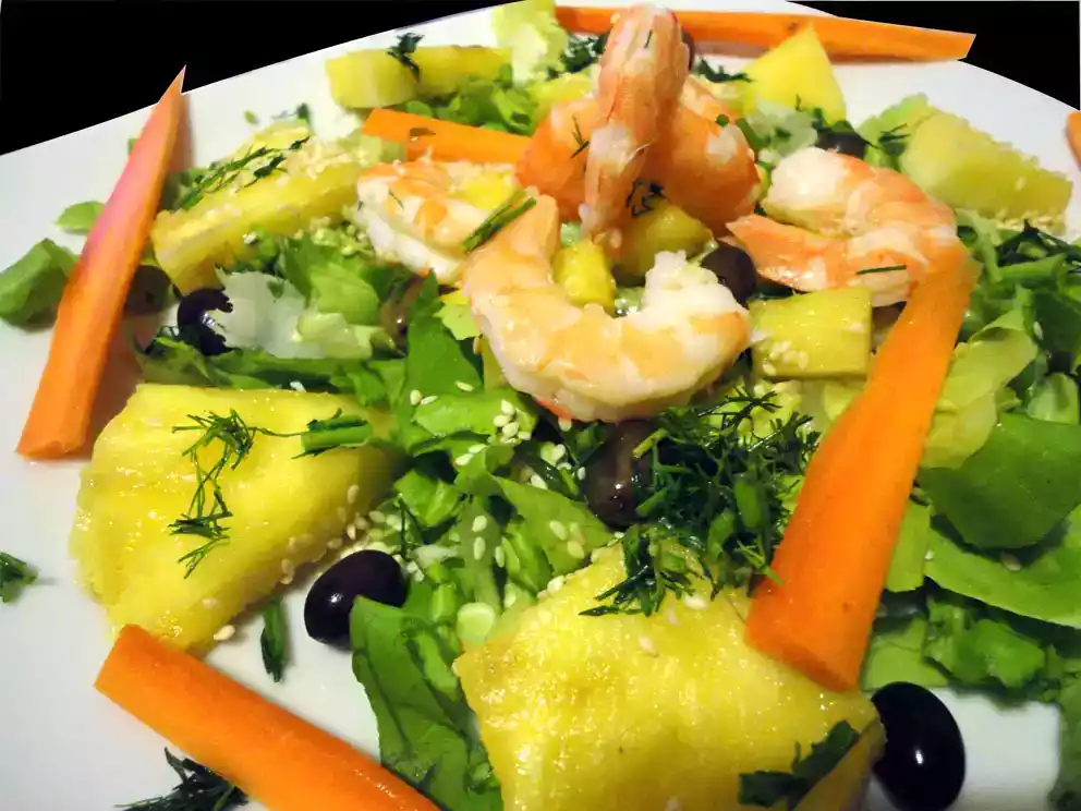 Insalata di gamberoni, ananas e semi si sesamo