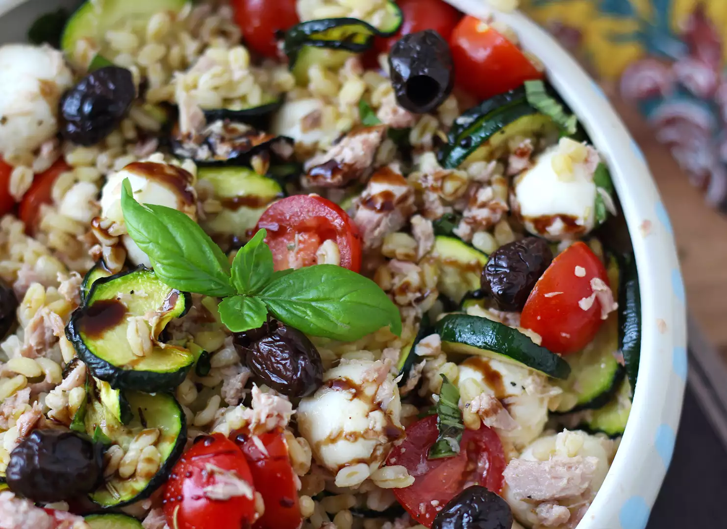 Insalata di grano con tonno e mozzarella: ricetta fresca e nutriente