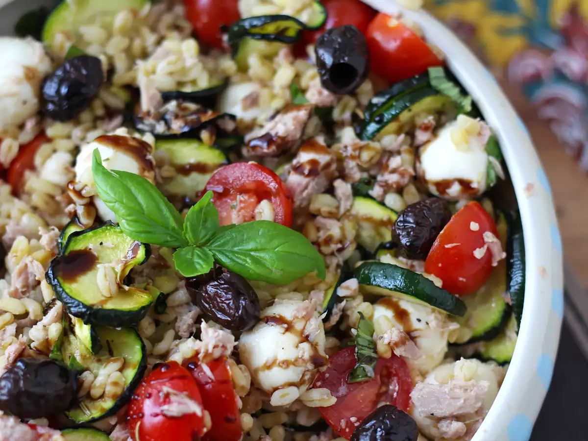 Insalata di grano con tonno e mozzarella: ricetta fresca e nutriente