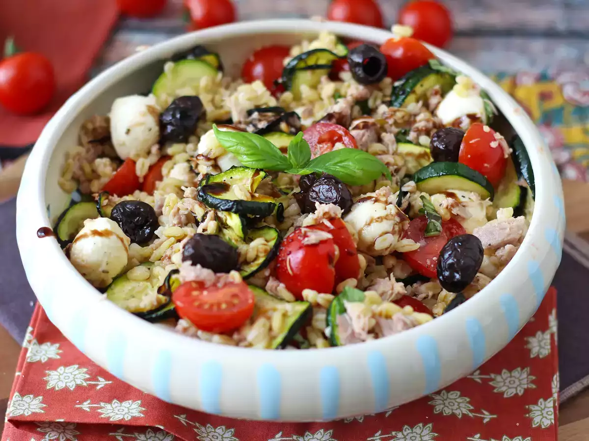 Insalata di grano con tonno e mozzarella: ricetta fresca e nutriente - foto 2