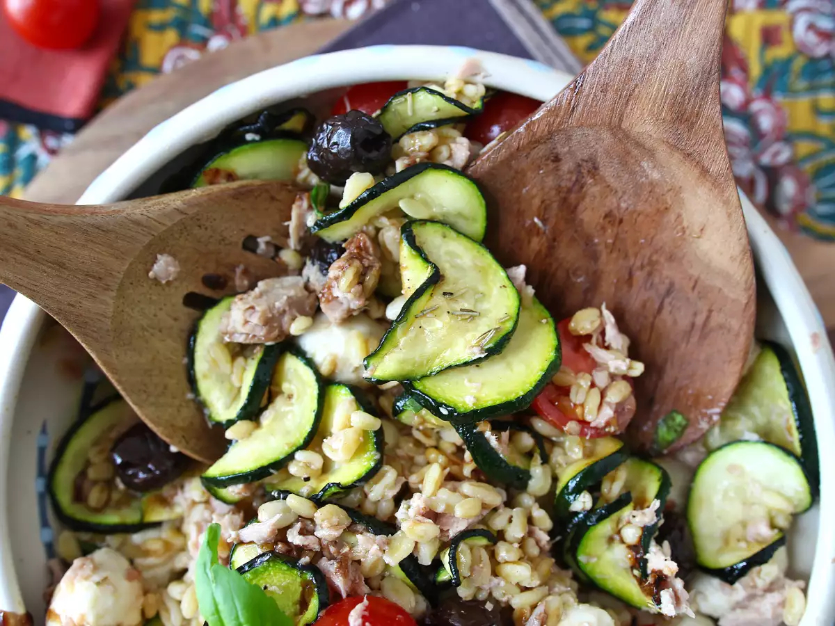 Insalata di grano con tonno e mozzarella: ricetta fresca e nutriente - foto 3