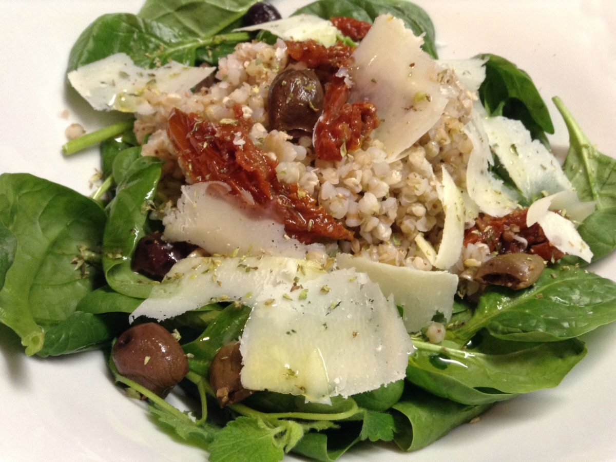 Insalata di grano saraceno, spinaci crudi, grana e pomodori secchi
