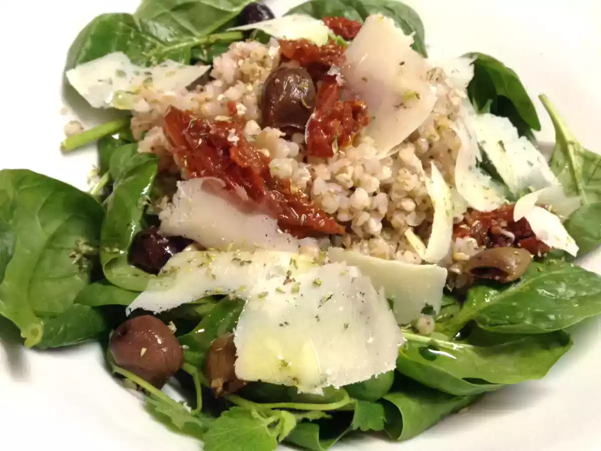Insalata di grano saraceno, spinaci crudi, grana e pomodori secchi