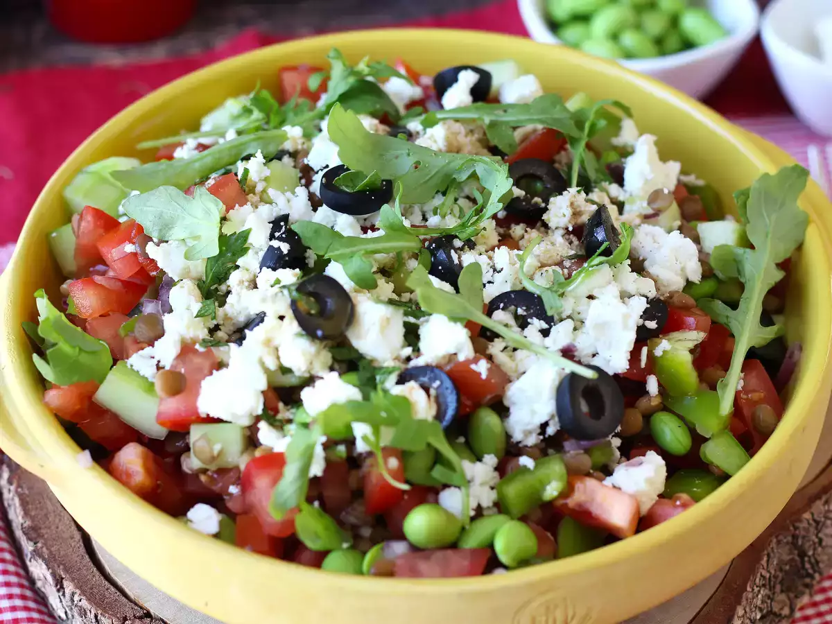 Insalata di lenticchie, feta ed edamame con verdure croccanti - foto 2