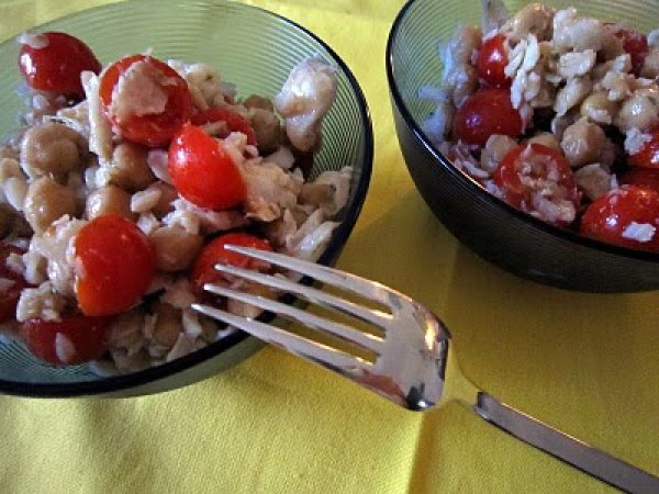 Insalata di merluzzo, ceci e pomodorini