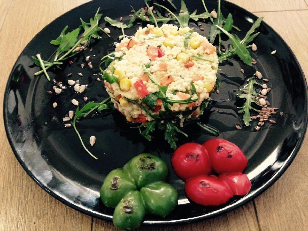 Insalata di miglio con peperoni, carote, mais e rucola - foto 2