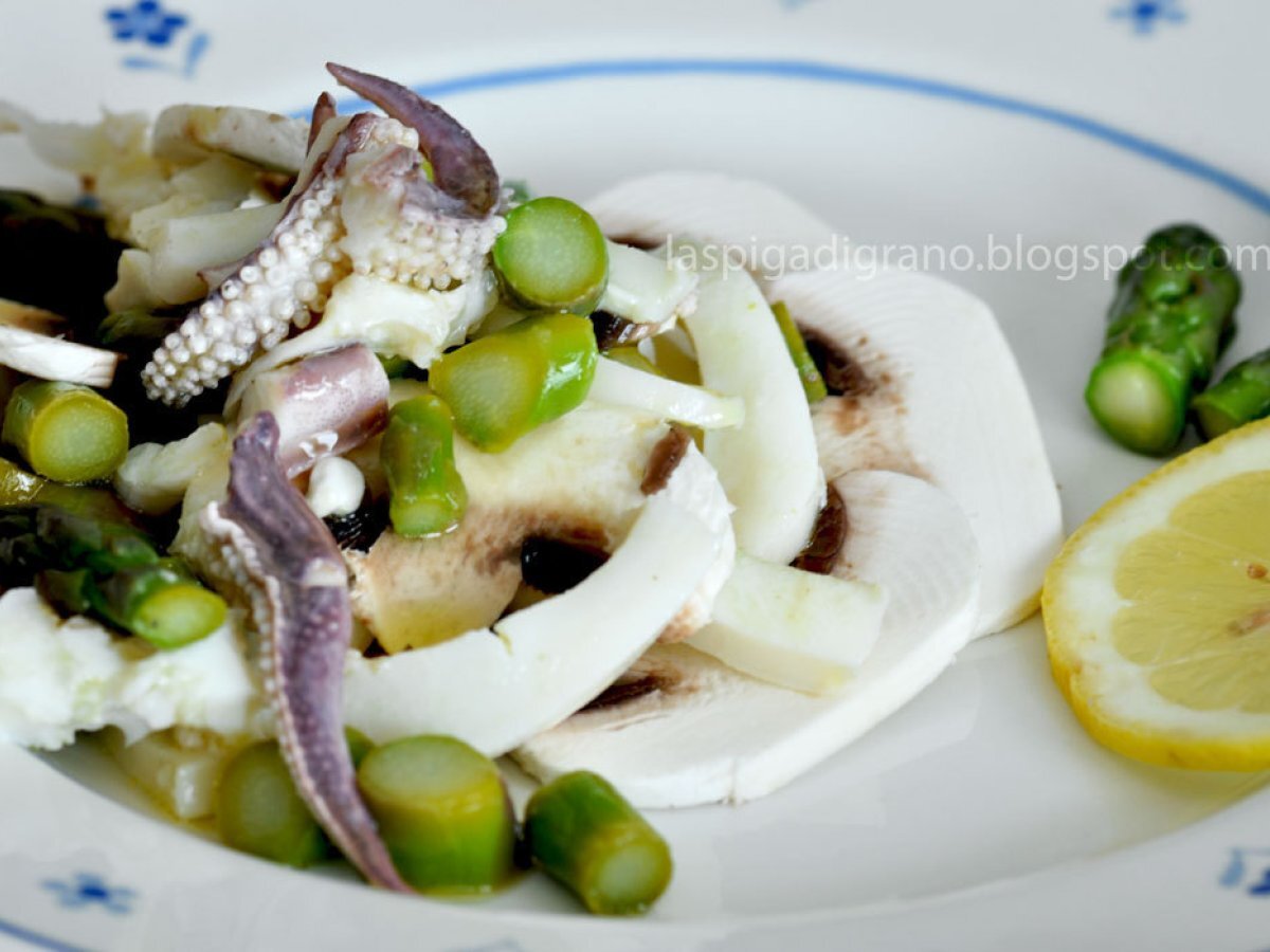 Insalata di moscardini, asparagi e funghi