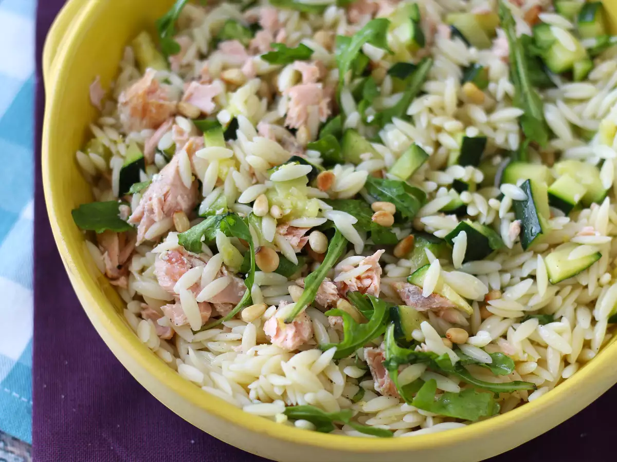 Insalata di orzo con salmone e zucchine: ricetta facile, leggera e nutriente - foto 2