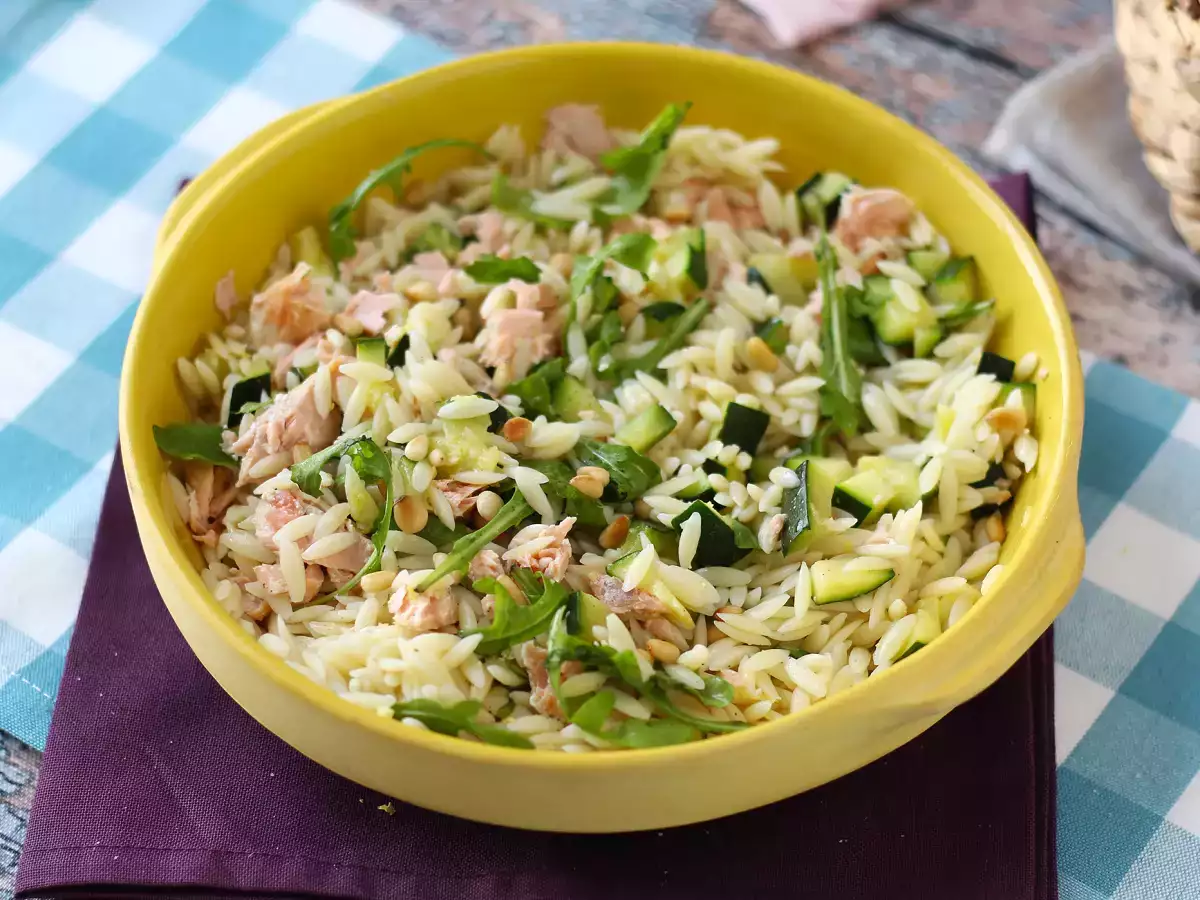 Insalata di orzo con salmone e zucchine: ricetta facile, leggera e nutriente - foto 3