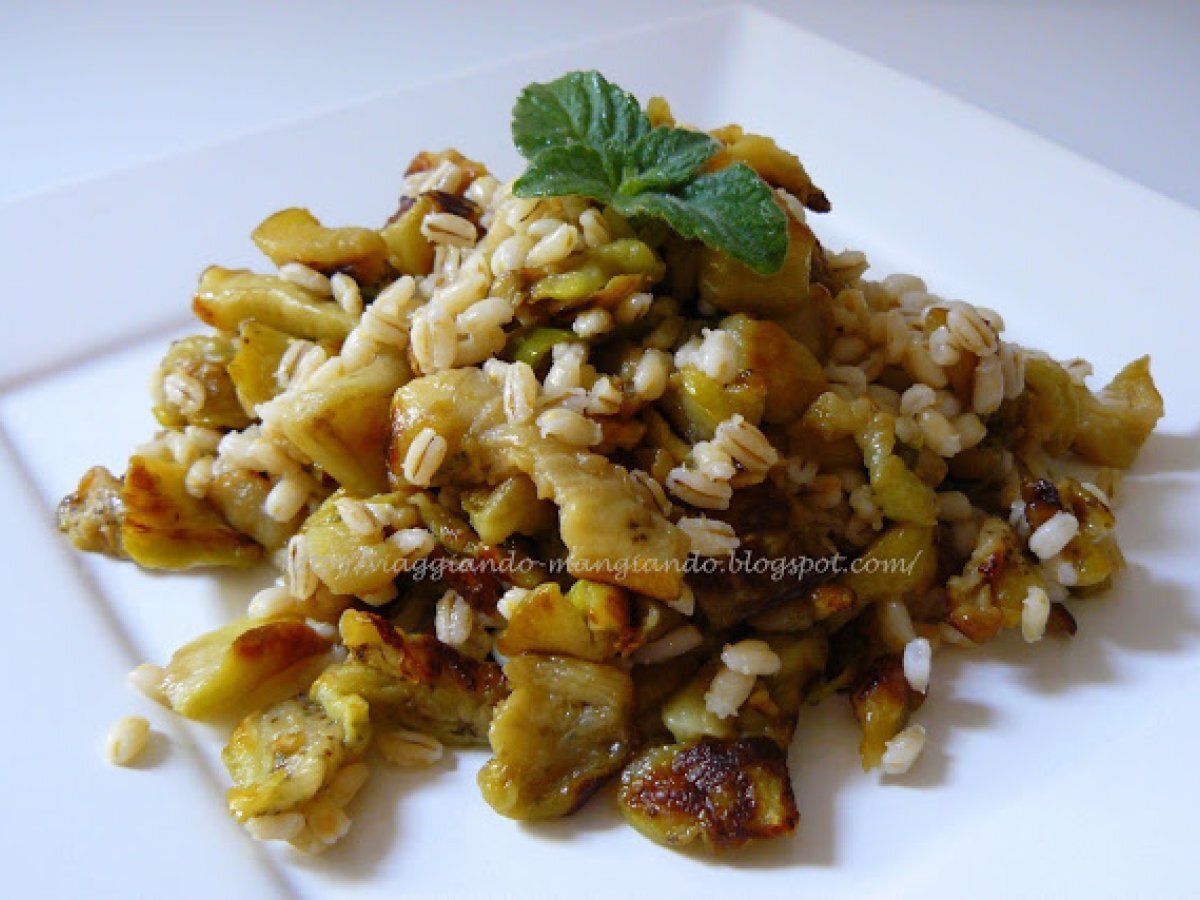 Insalata di orzo e melanzane piccanti