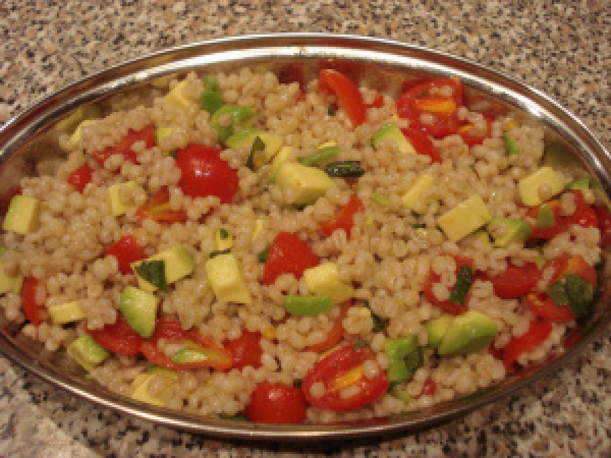 Insalata di orzo perlato e avocado