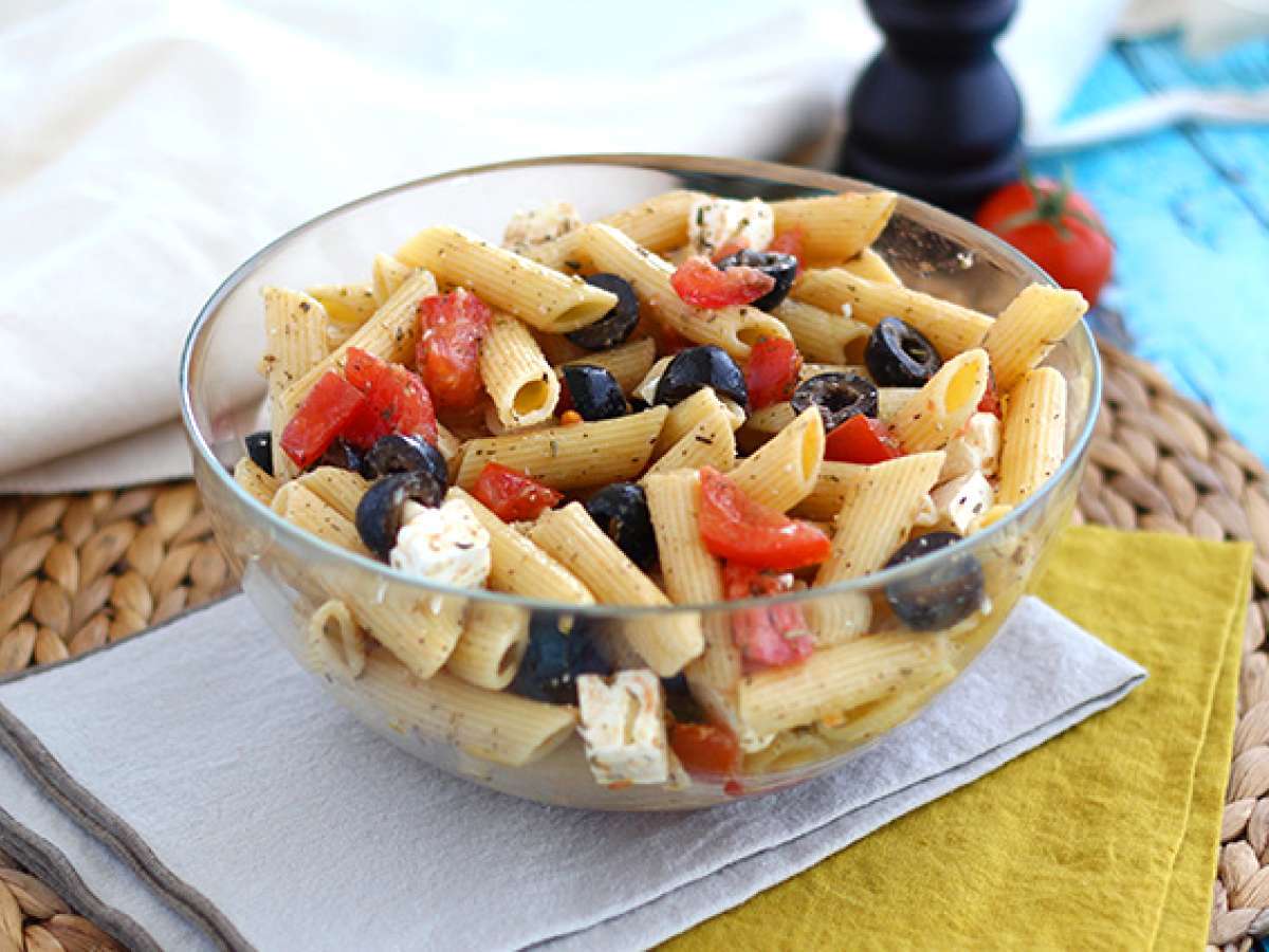 Insalata di pasta con feta, olive nere e pomodori Ricetta Petitchef